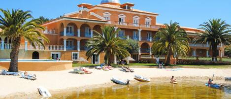 En la playa y kayaks