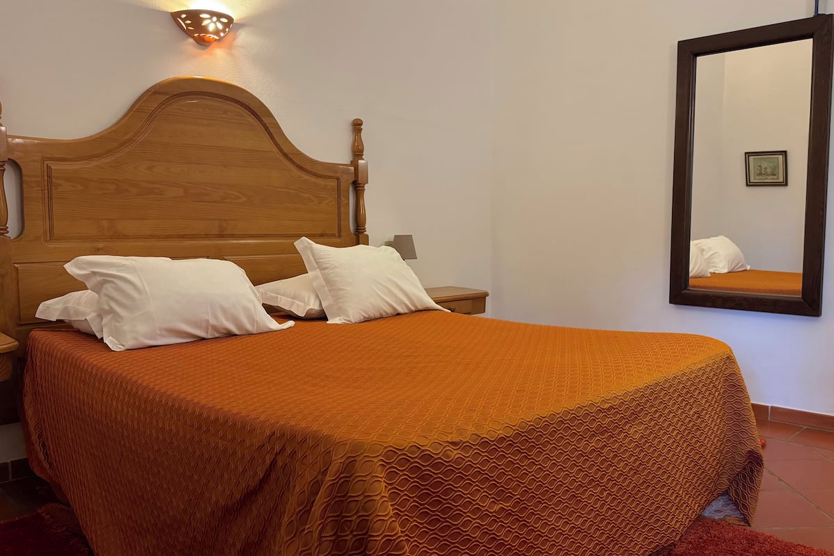 Standard Room | Minibar, in-room safe, desk, soundproofing