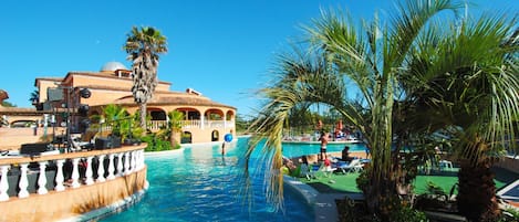 Una piscina al aire libre de temporada