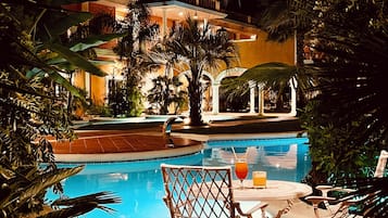 Habitación superior | Minibar, caja de seguridad en la habitación y escritorio