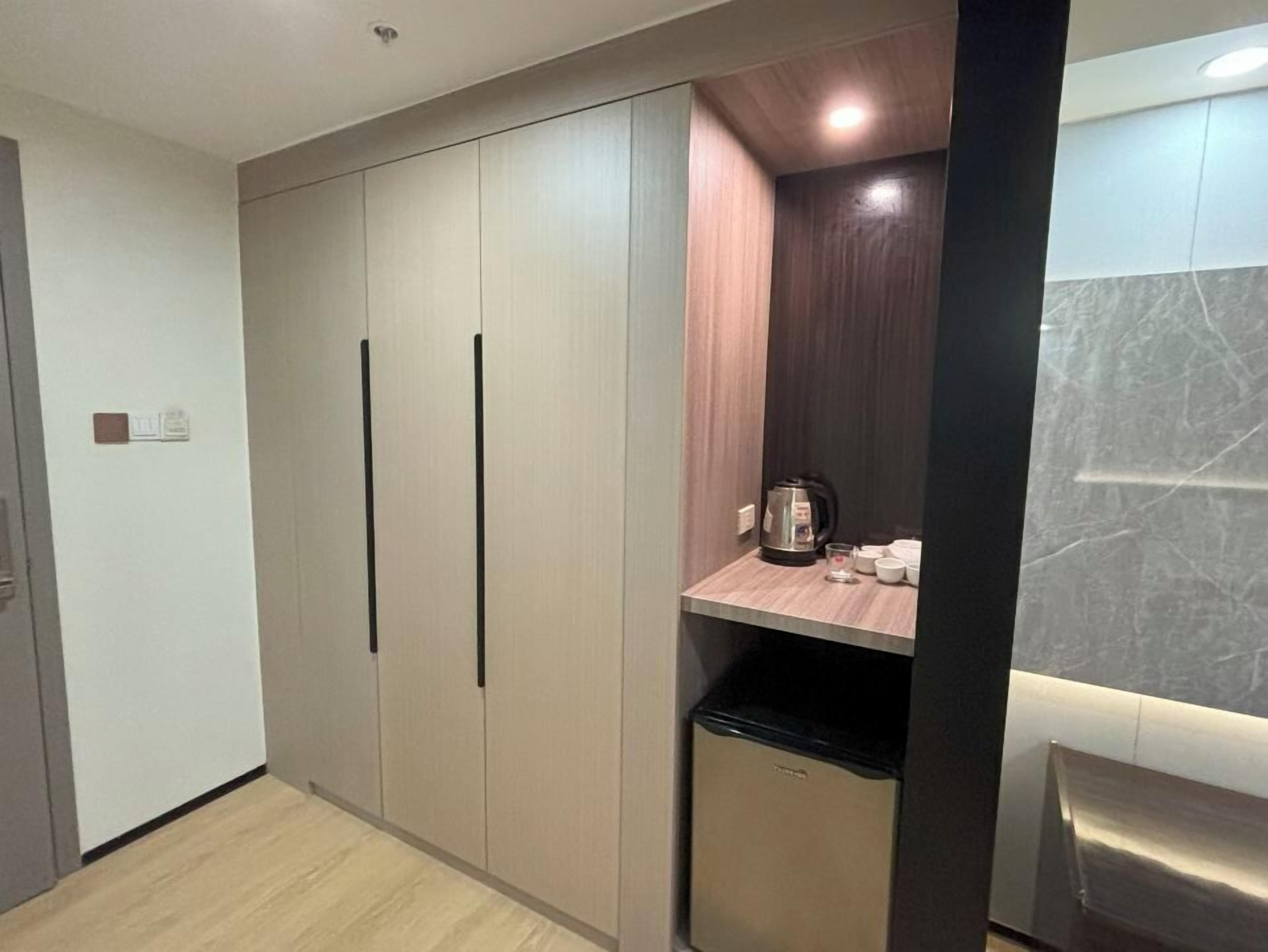 Phòng đôi hoặc 2 giường đơn Deluxe | Két bảo mật tại phòng, bàn, truy cập Internet không dây miễn phí 