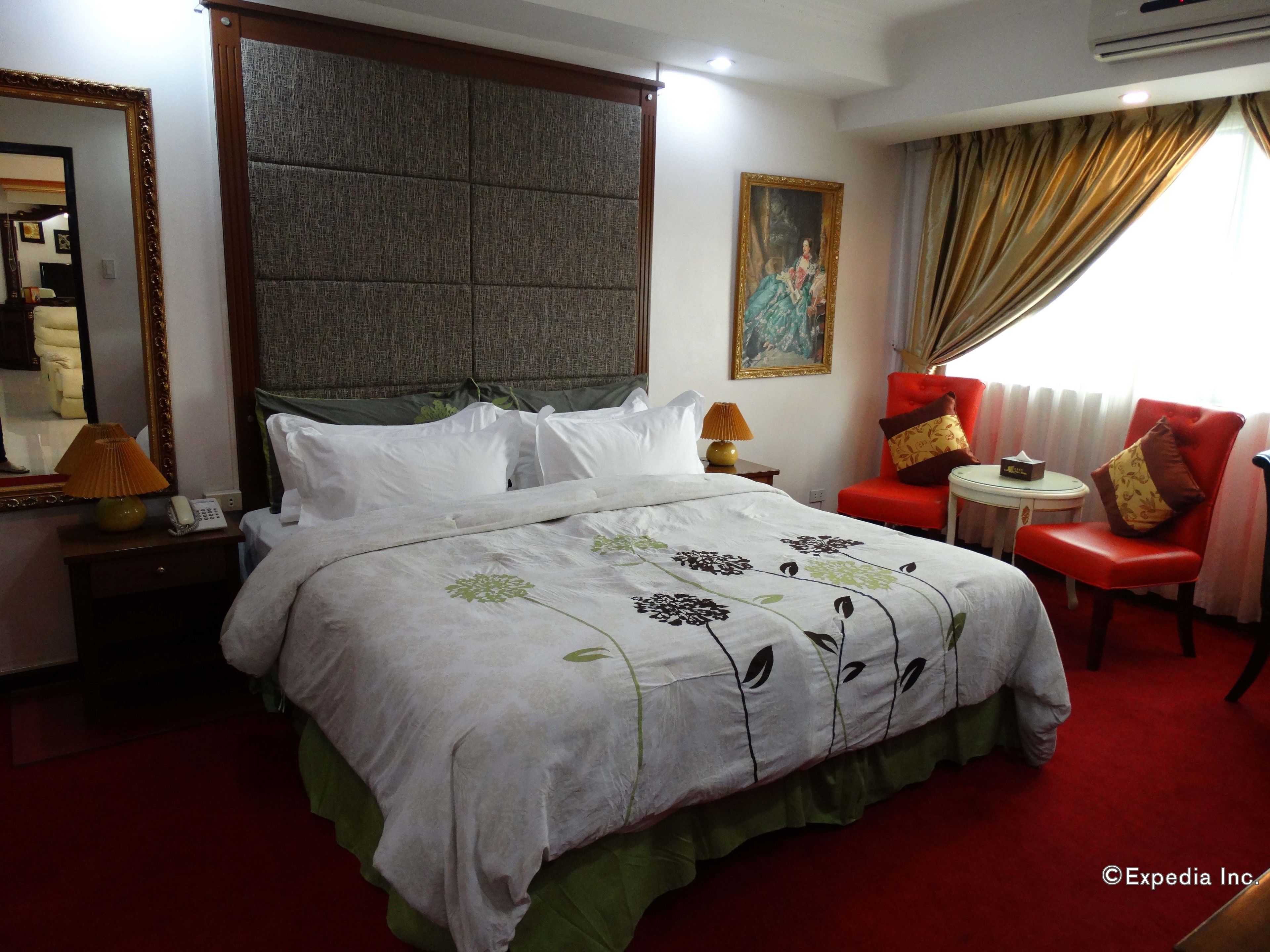 客房内保险箱、办公桌、免费 WiFi