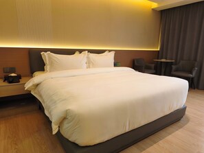 Balcony King Suite | In-room safe, desk, free WiFi, bed sheets - Lido De Paris Hotel (Manila)