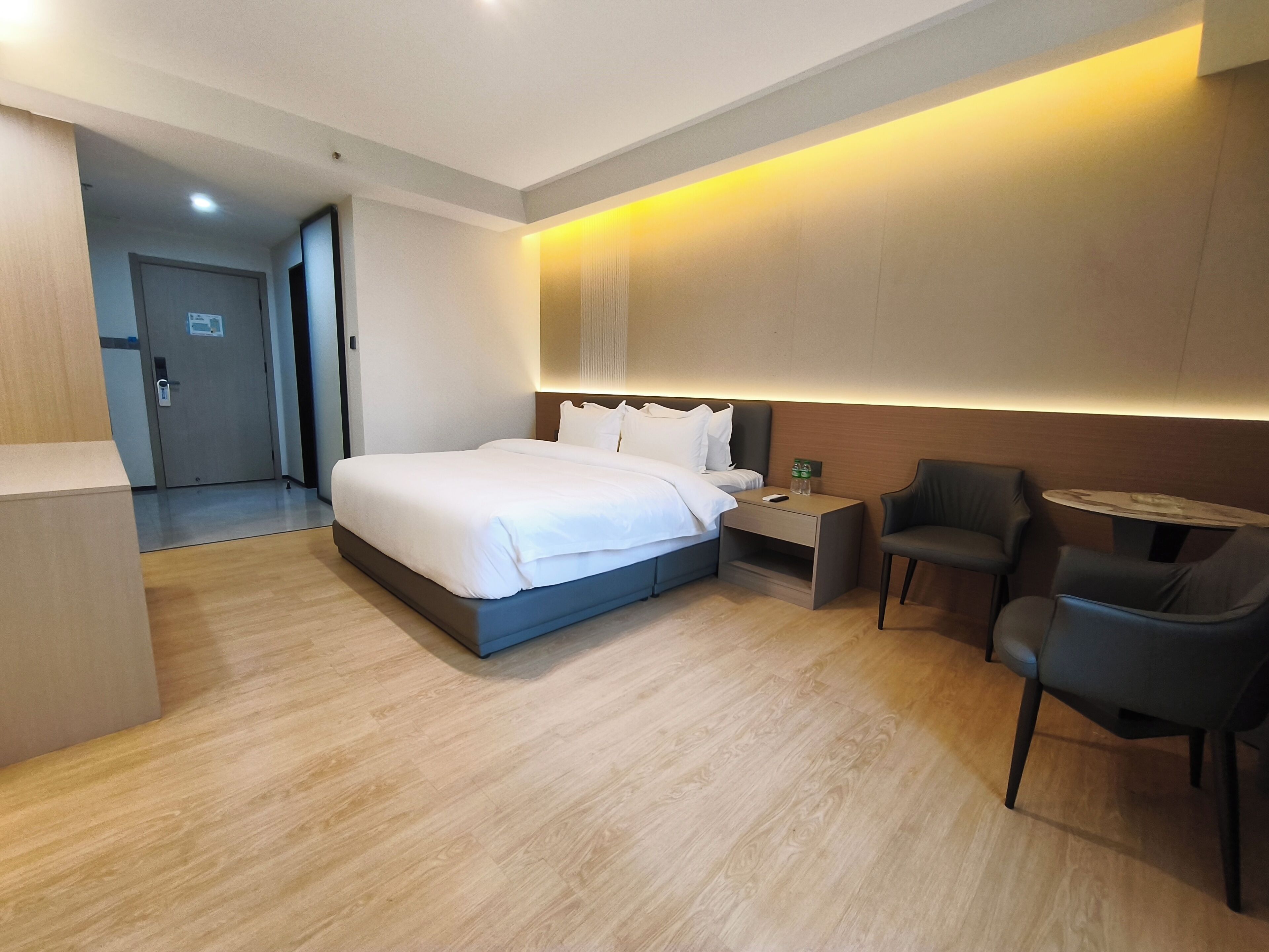 Habitación individual junior | Caja fuerte, escritorio, wifi gratis y ropa de cama