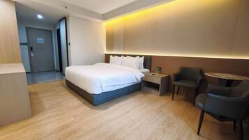 Habitación individual junior | Caja fuerte, escritorio, wifi gratis y ropa de cama