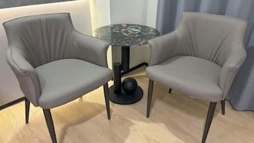 Habitación Deluxe con 1 cama doble o 2 individuales | Zona de estar | Una televisión de pantalla plana
