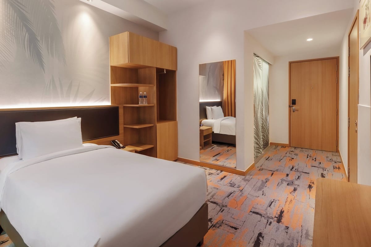 standard room, 1 single bed, accessible (free breakfast) | in-room safe, desk, laptop workspace, blackout curtains