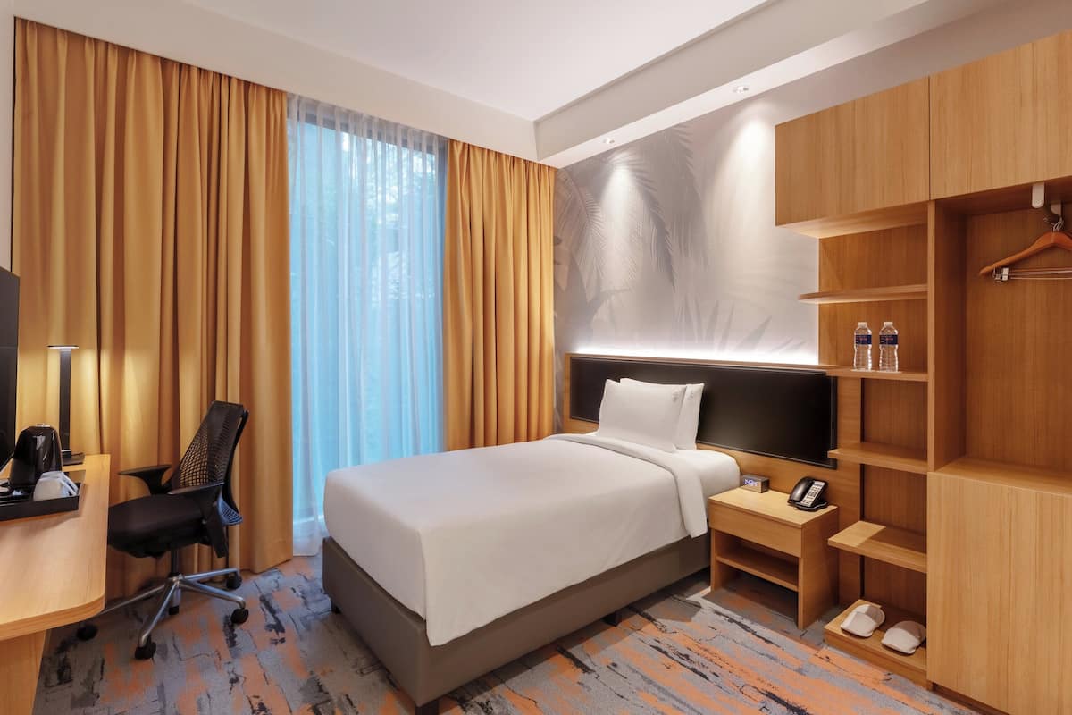 standard room, 1 single bed, accessible (free breakfast) | in-room safe, desk, laptop workspace, blackout curtains