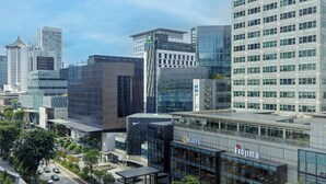 A modern hotel with a glass facade, a visible entrance, and a sign for 'Holiday Inn Express'. - Holiday Inn Express Singapore Orchard Road by IHG (Singapore)