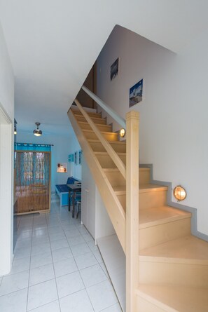 A staircase with wooden steps and handrails, leading to an upper floor. - Edem Hotel Apartments (Sifnos)