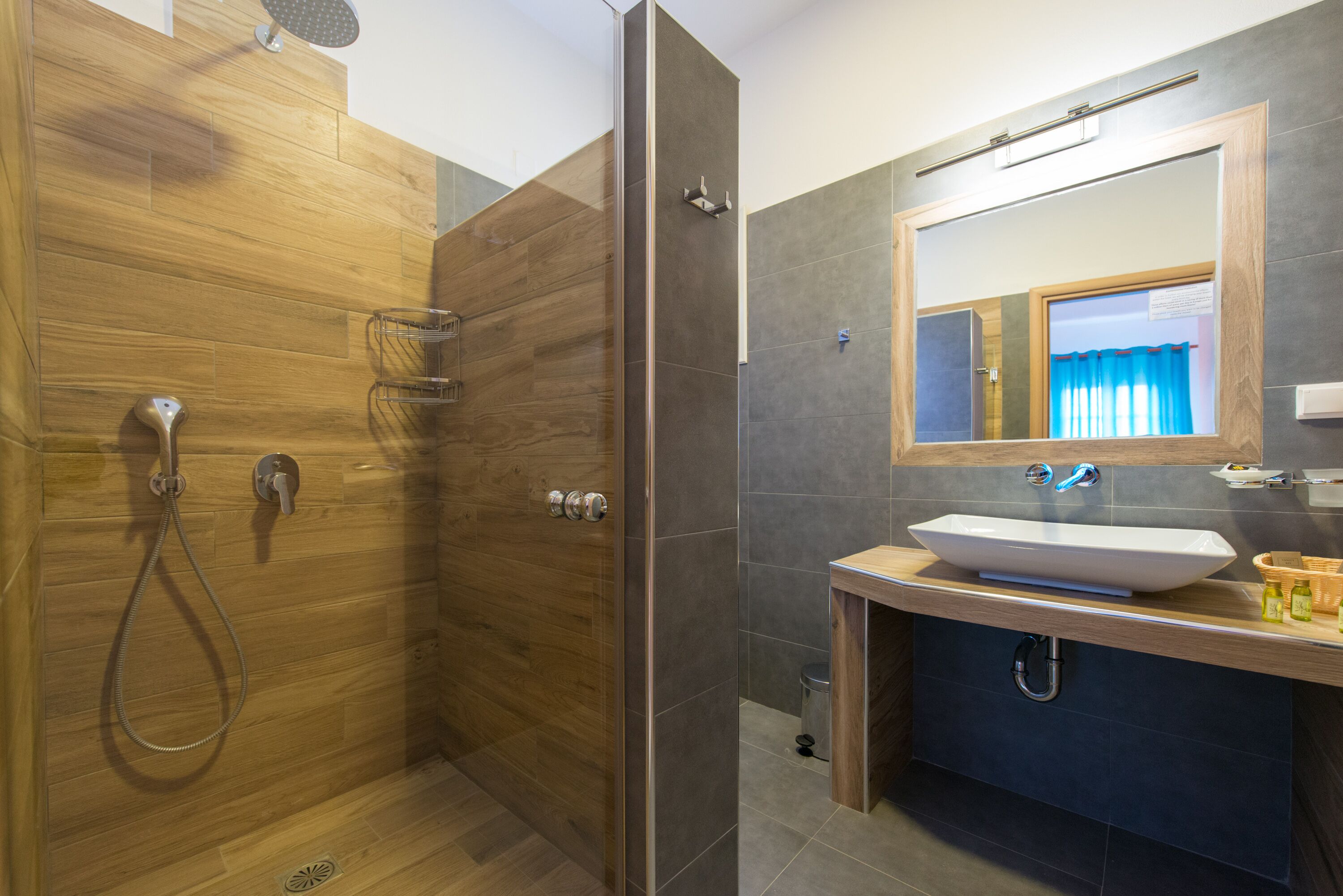 Superior Duplex, Partial Sea View | Bathroom | Shower, free toiletries, hair dryer, towels