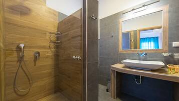 Appartement Duplex Supérieur, vue partielle sur la mer | Salle de bain | Douche, articles de toilette gratuits, sÚche-cheveux