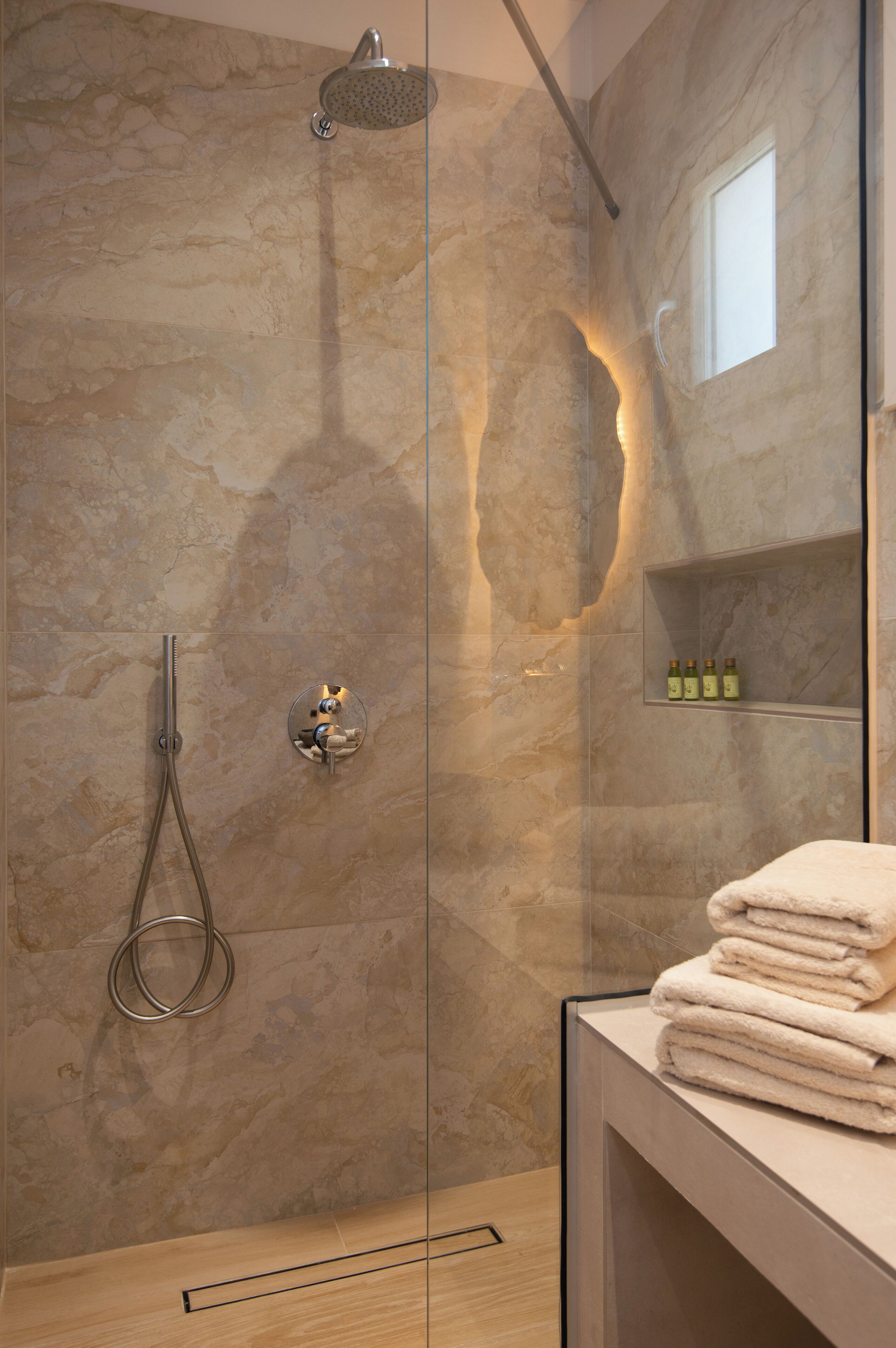 Junior Double or Twin Room | Bathroom | Shower, free toiletries, hair dryer, towels