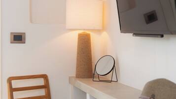 In-room safe, soundproofing, iron/ironing board, free WiFi