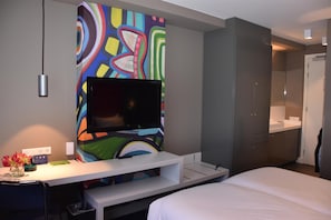 Minibar, caja de seguridad en la habitación y escritorio 