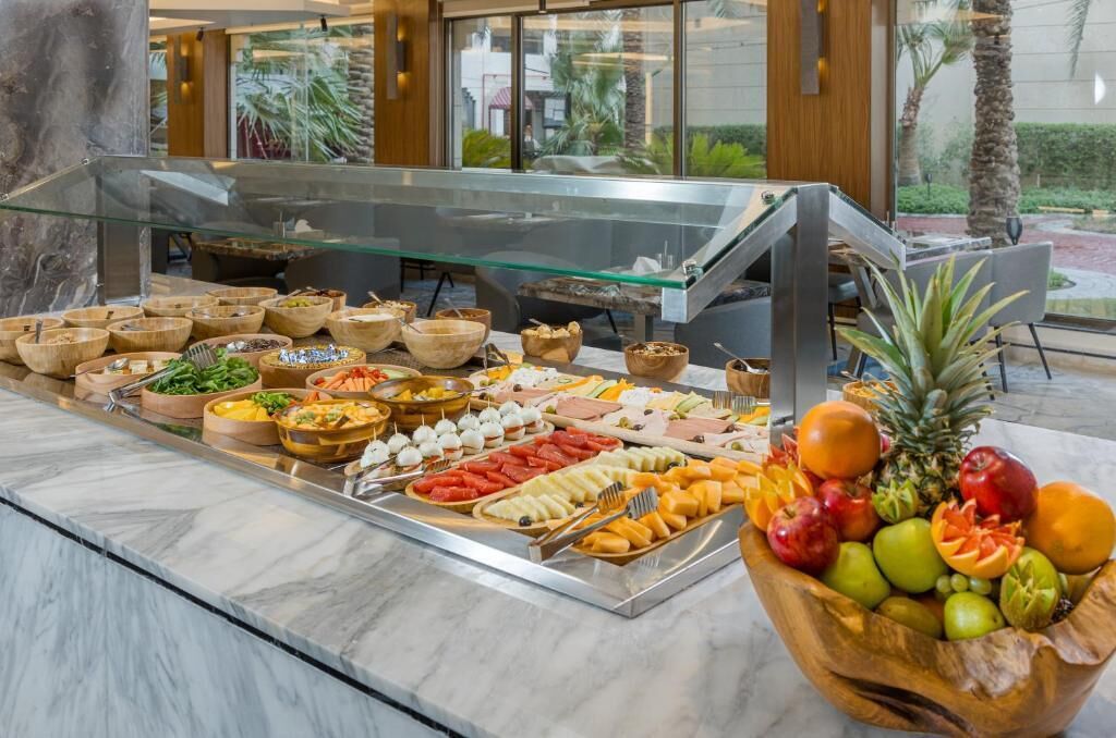 2 restaurants, breakfast served