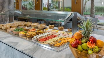 2 restaurants, breakfast served