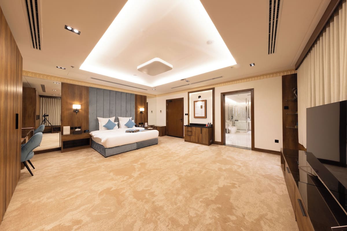 Royal Suite | Minibar, in-room safe, desk, laptop workspace
