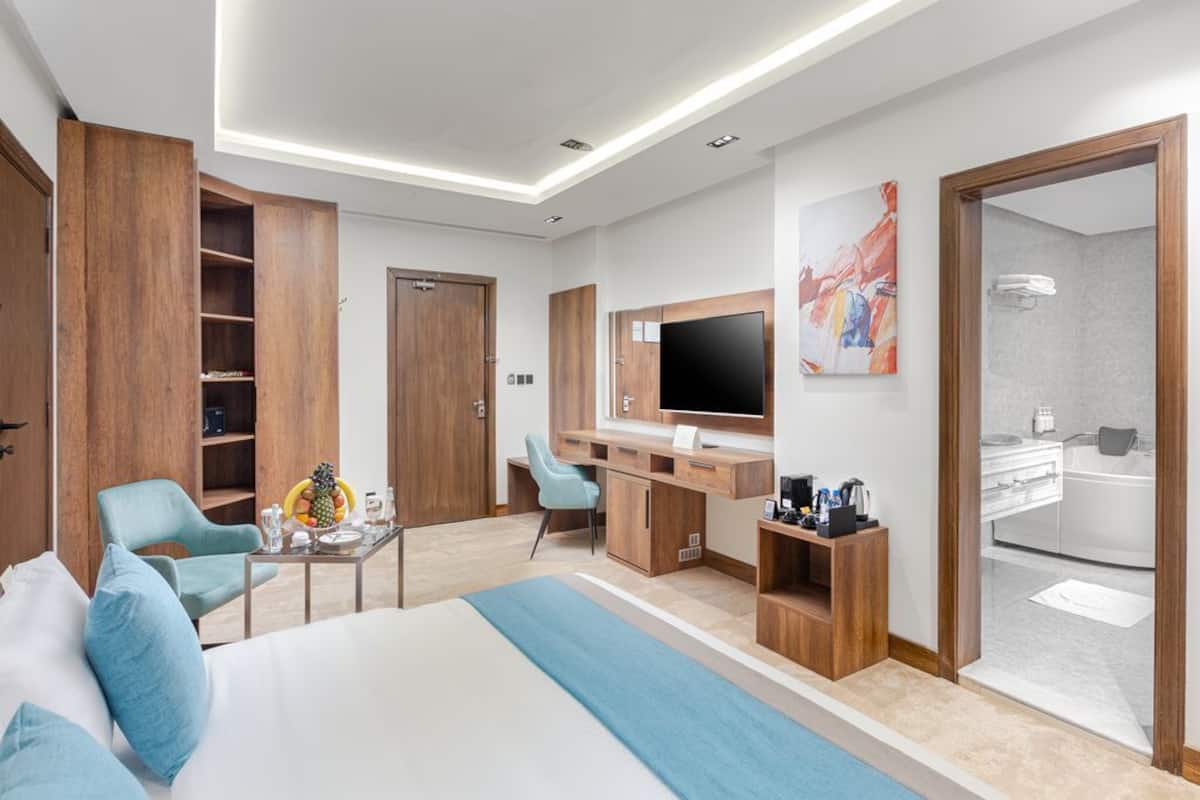 Suite junior | Minibar, caja fuerte, espacio para trabajar con un portátil