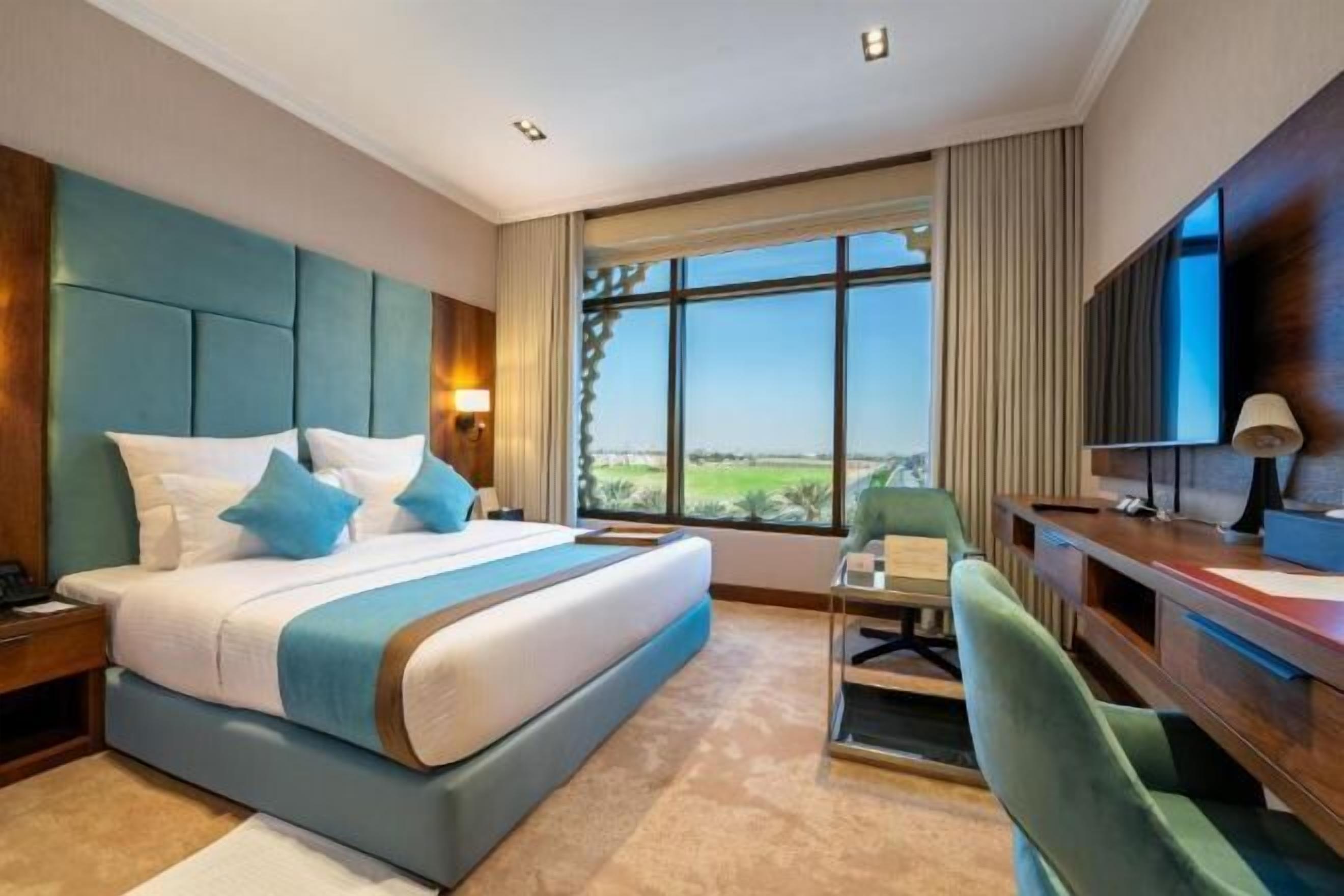 Minibar, in-room safe, laptop workspace, iron/ironing board