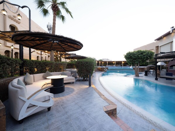 Una piscina al aire libre