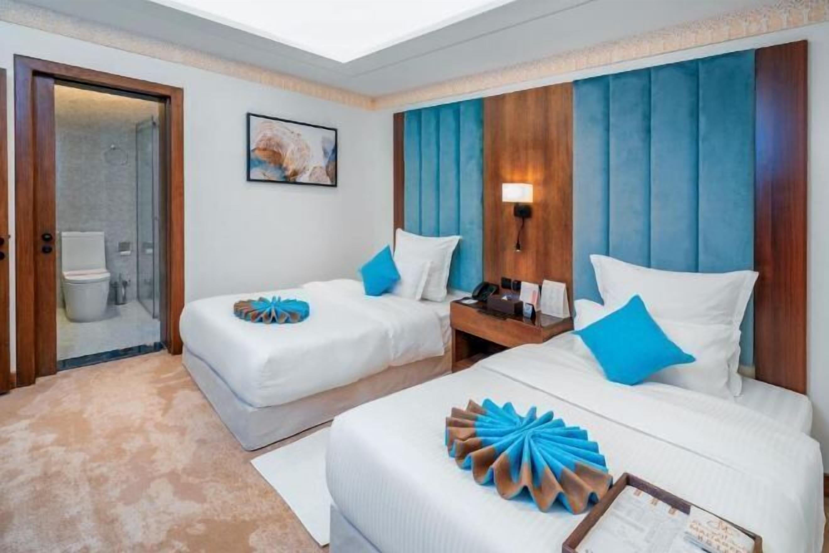 Minibar, in-room safe, laptop workspace, iron/ironing board