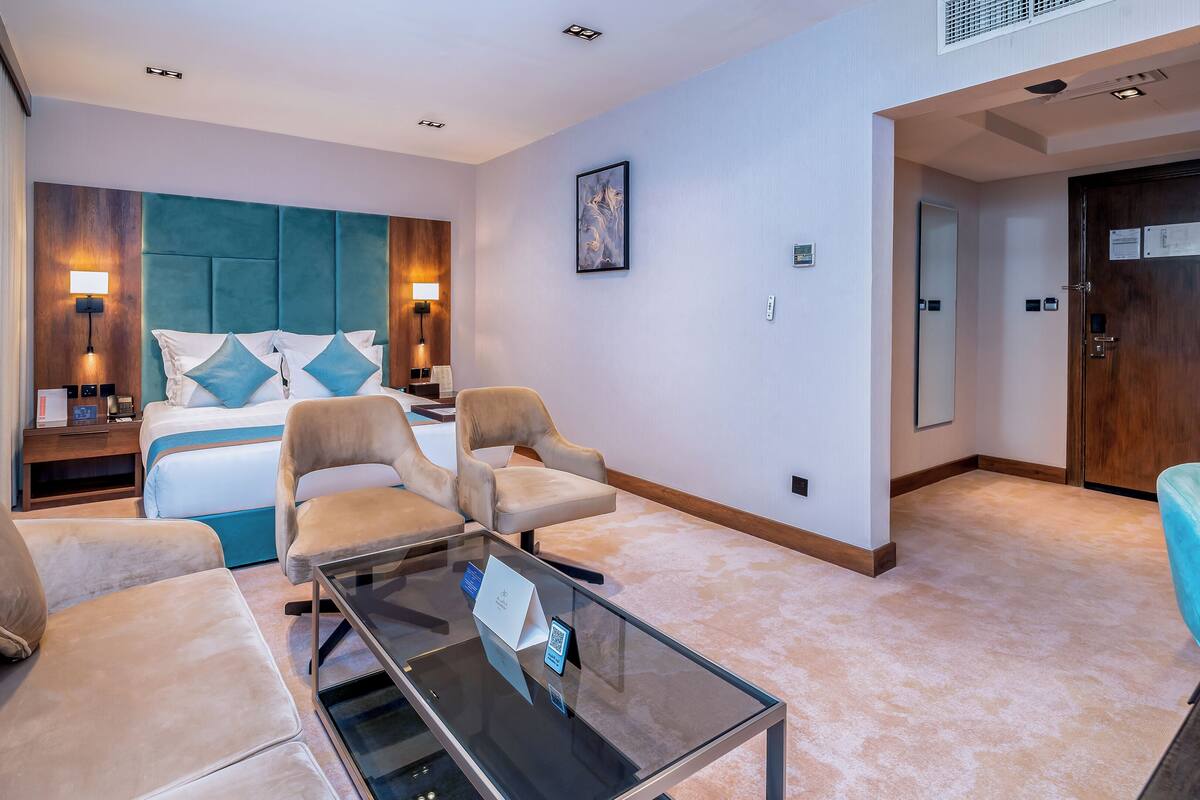 Deluxe Double Room | Minibar, in-room safe, laptop workspace, iron/ironing board