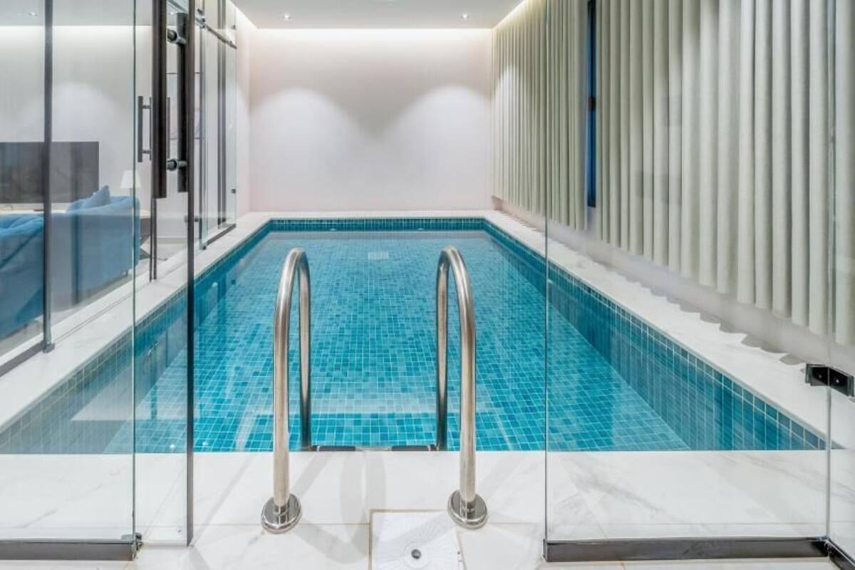 Superior Villa | Minibar, in-room safe, laptop workspace, iron/ironing board