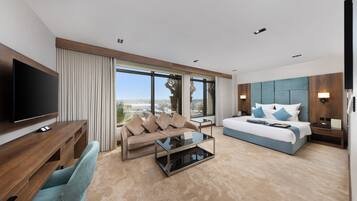 Minibar, caja de seguridad en la habitación y escritorio