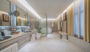 Royal Suite | Bathroom | Combined shower/tub, hair dryer, bathrobes, slippers - Madareem Hotel (Riyadh)