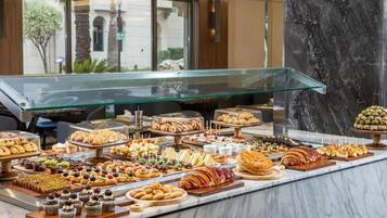 2 restaurantes; se sirve desayuno, almuerzo y cena