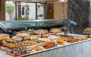 2 restaurantes: opção de café da manhã, almoço e jantar