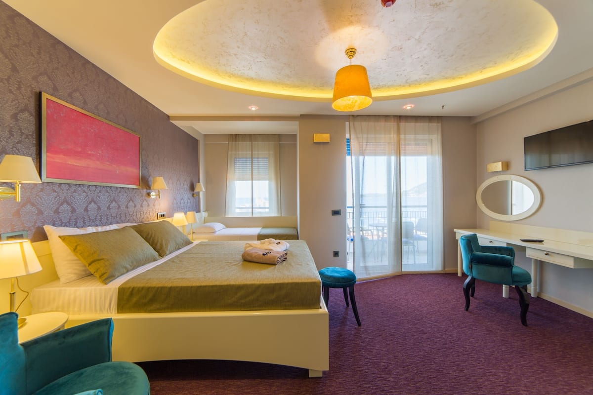 Triple Room, Balcony, Sea View | Peti besi dalam bilik, katil bayi/kot (percuma), Wi-fi percuma