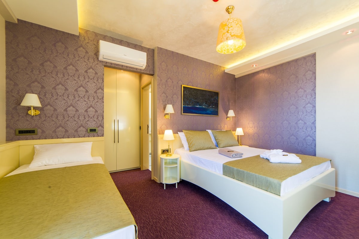 Triple Room, Balcony, Courtyard View | Peti besi dalam bilik, katil bayi/kot (percuma), Wi-fi percuma