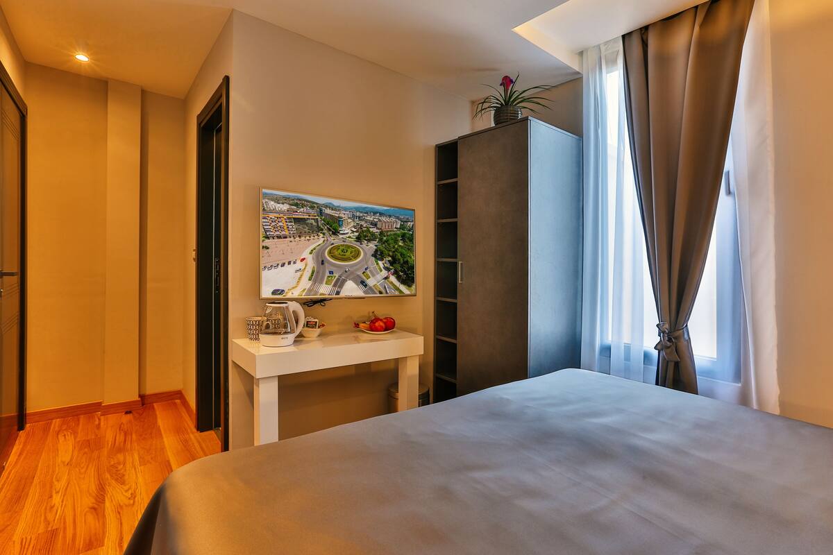deluxe double room, 1 king bed | 1 bedroom, minibar, in-room safe, desk