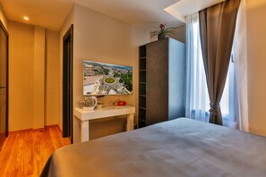 Habitación Deluxe doble, 1 cama de matrimonio grande | Minibar, caja fuerte, escritorio y cortinas opacas