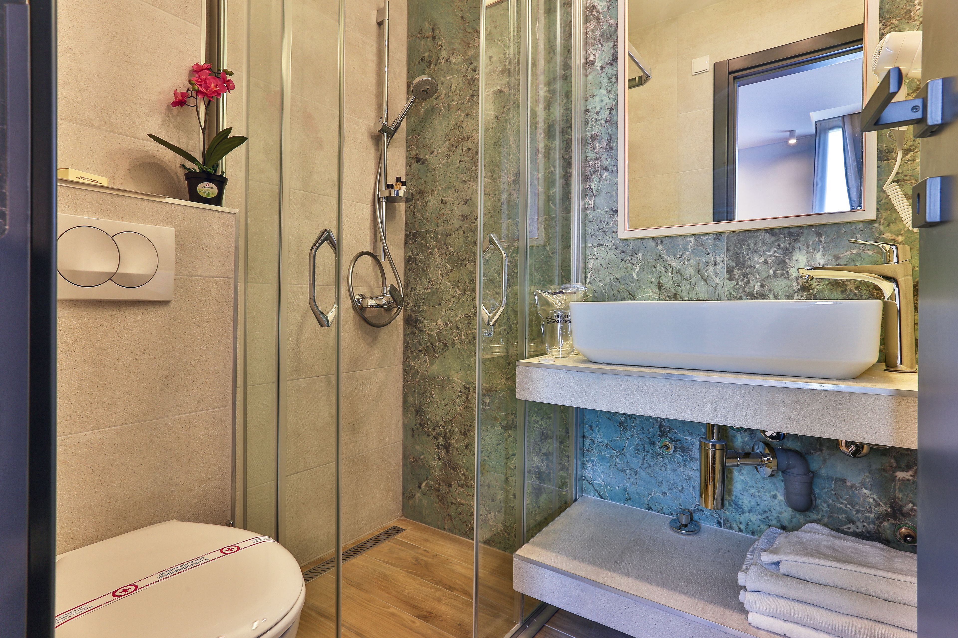 deluxe double room, 1 king bed | 1 bedroom, minibar, in-room safe, desk