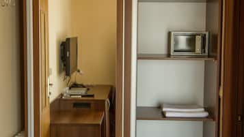 Minibar, caja de seguridad en la habitación y escritorio