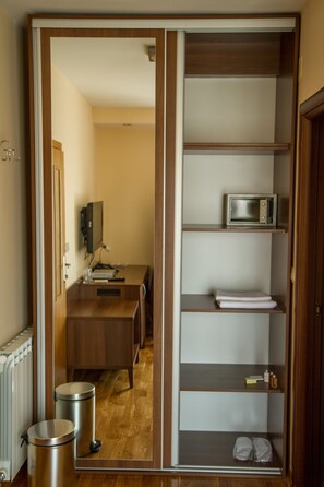 Minibar, in-room safe, desk, blackout drapes - Hotel M (Podgorica)