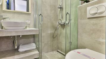 Superior Single Room | Bathroom | Rainfall showerhead, free toiletries, hair dryer, bathrobes