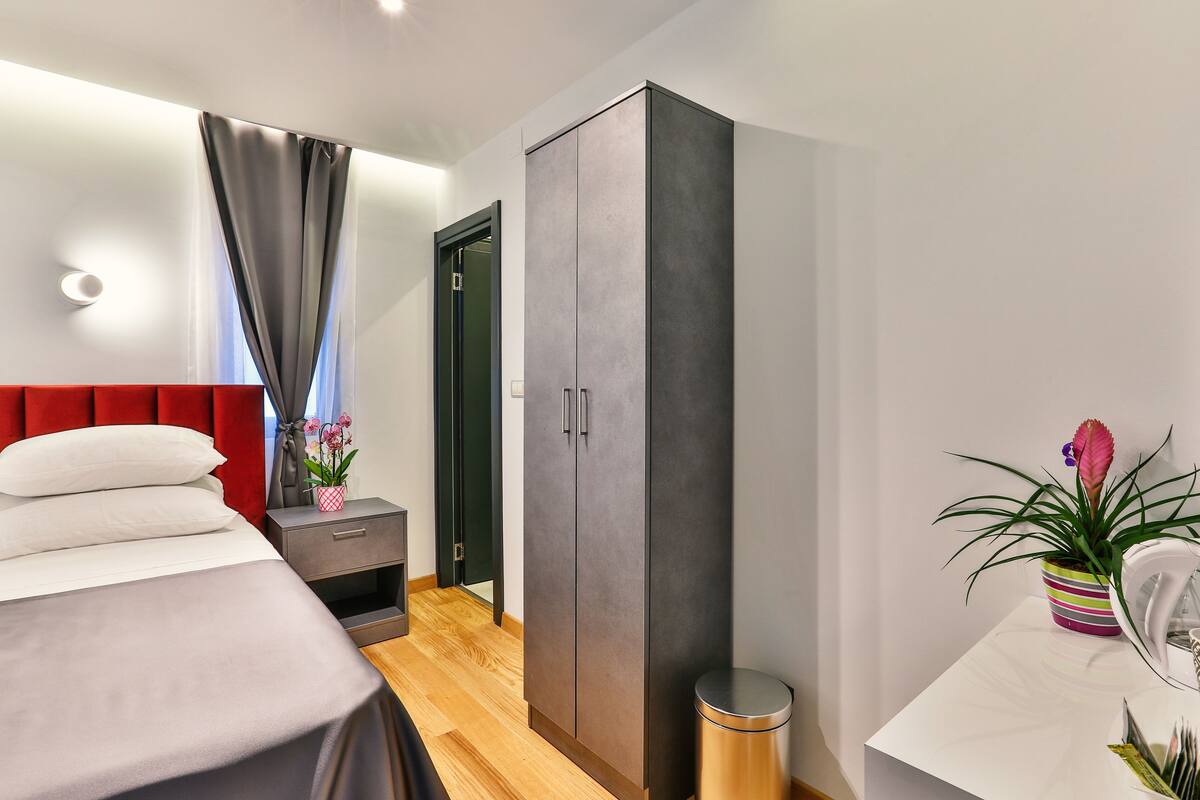 Superior Single Room | Minibar, in-room safe, desk, blackout drapes