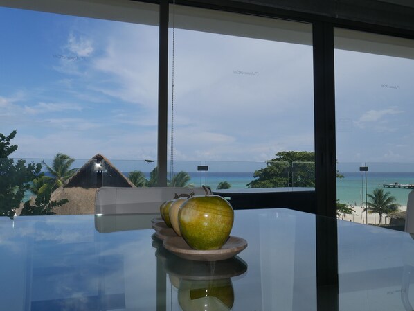 Suite júnior, 2 dormitoris | Sala d'estar | Televisor LED de 32 polzades amb canals digitals i televisor