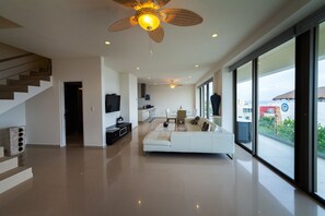 Àtic | Sala d'estar | Televisor LED de 32 polzades amb canals digitals i televisor