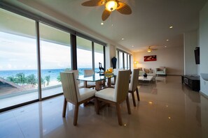 Loftsleilighet | Oppholdsrom | En 32-tommers LED-TV med digitale kanaler samt TV og iPod-dokkingstasjon