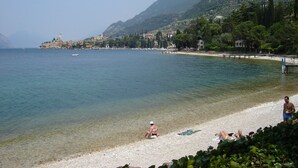 On the beach, snorkeling - Villa Sopri (Malcesine)