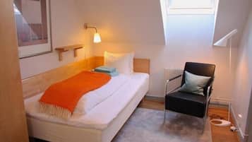 Escritorio, tabla de planchar con plancha, wifi gratis y ropa de cama