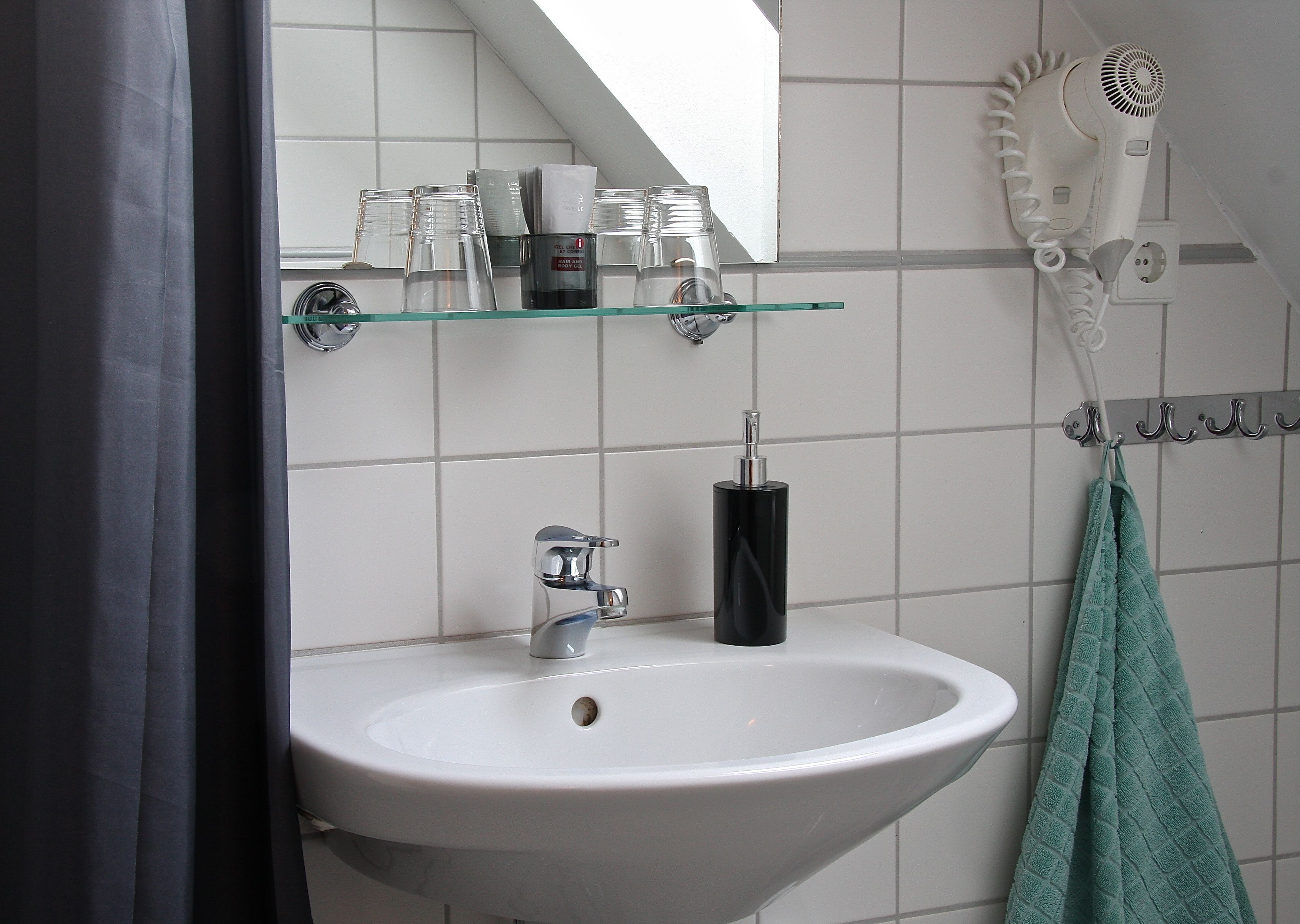 standard double room, garden area | bathroom | shower, towels