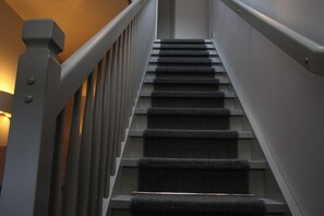 A staircase with a handrail and carpeted steps. - Hotell Oskar (Lund)