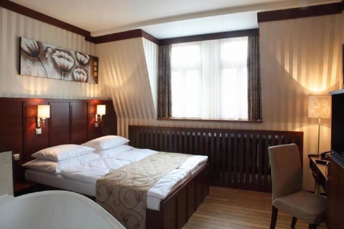Minibar, in-room safe, soundproofing, WiFi (free)