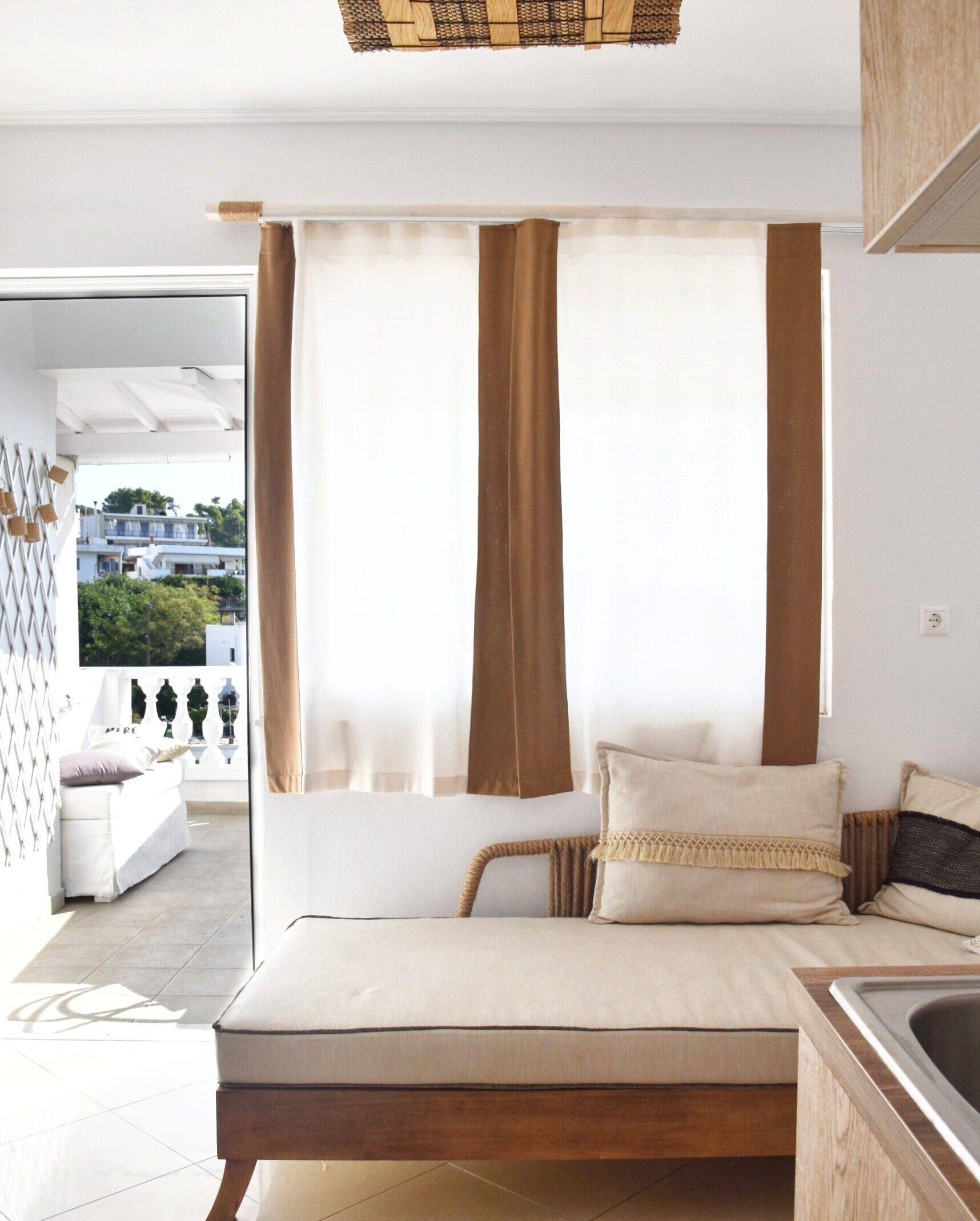 Un dormitorio moderno con cama, sofá y zona de cocina.